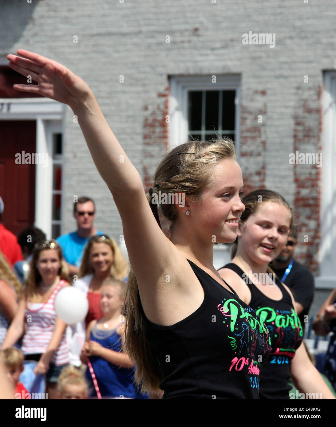 Street dancers fille blonde effectuer lors d'une quatrième de juillet parade à Wolfeboro New Hampshire USA US Nord. Banque D'Images