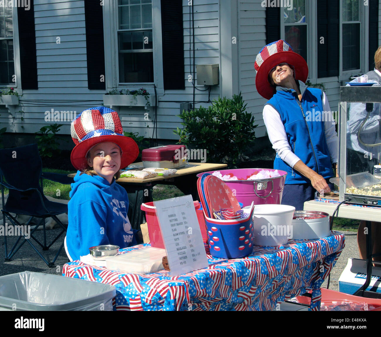 Selling popcorn à un quatrième de juillet parade à Wolfeboro New Hampshire. Banque D'Images