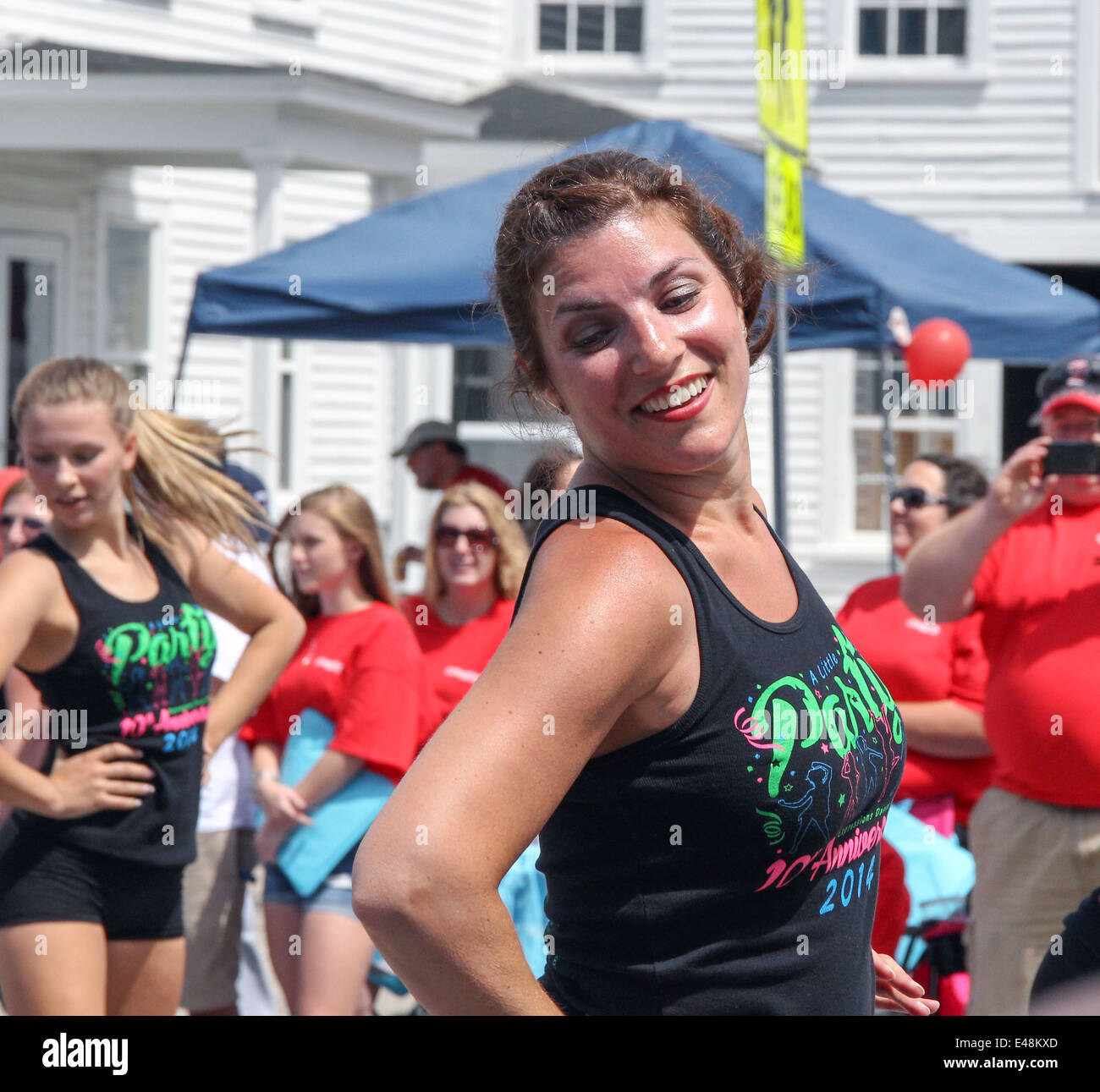 Street dancers brunette brown hair girl effectuer lors d'une quatrième de juillet parade à Wolfeboro New Hampshire USA US Nord. Banque D'Images