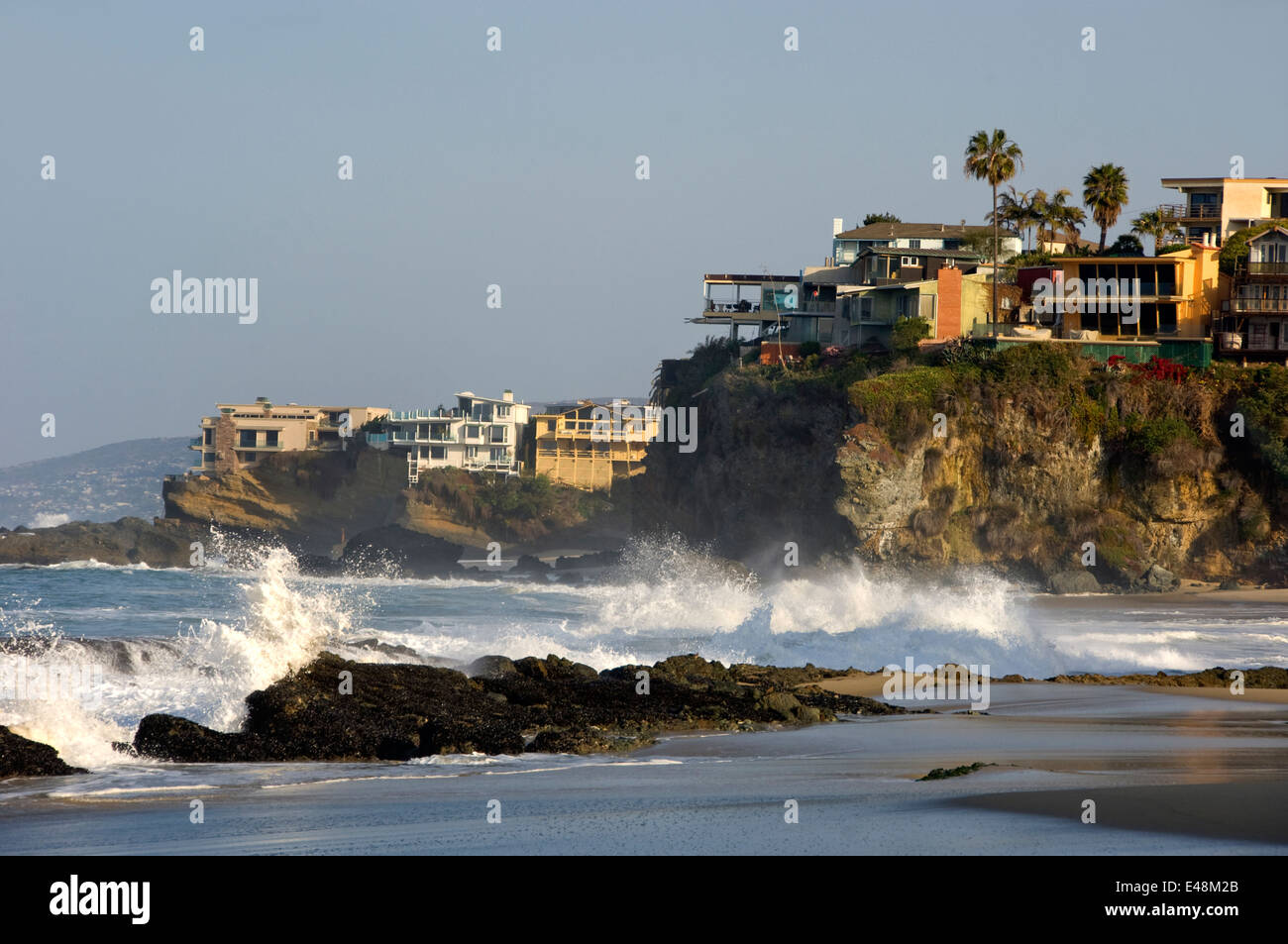 Maisons sur les falaises au-dessus de l'océan Pacifique à Orange County, CA Banque D'Images