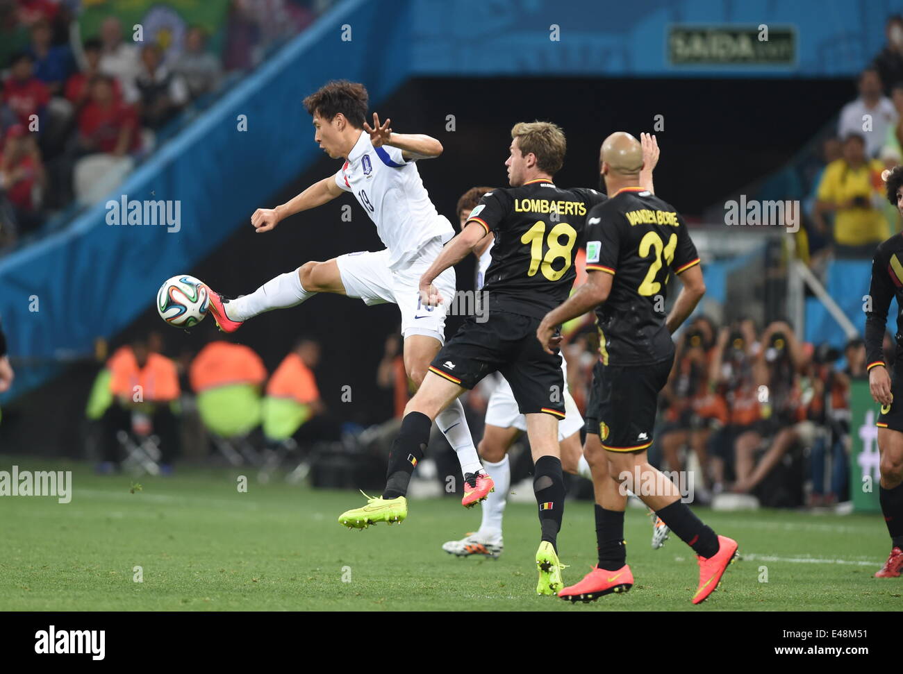 Sao Paulo, Brésil. 26 Juin, 2014. (L-R) Ji Dong-Won (KOR), Nicolas Lombaerts, Anthony Vanden Borre (BEL) Football/soccer Coupe du Monde : Brésil 2014 Groupe H match entre la Corée du Sud 0-1 La Belgique à l'Arène de Sao Paulo à Sao Paulo, Brésil . © CHANSON Seak-In/AFLO/Alamy Live News Banque D'Images