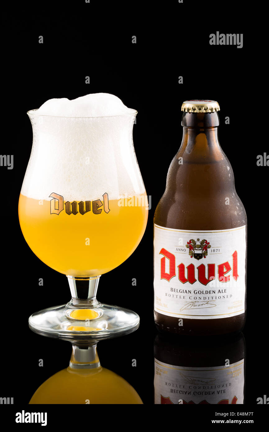 Bouteille de bière Duvel et verre Banque D'Images