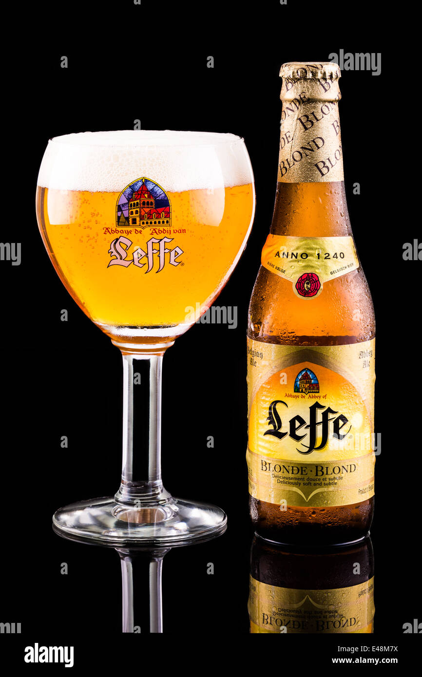 Bouteille de bière Leffe et le verre. La Leffe est une bière de marque appartenant à InBev Belgium commercialisés comme la bière d'Abbaye. Banque D'Images