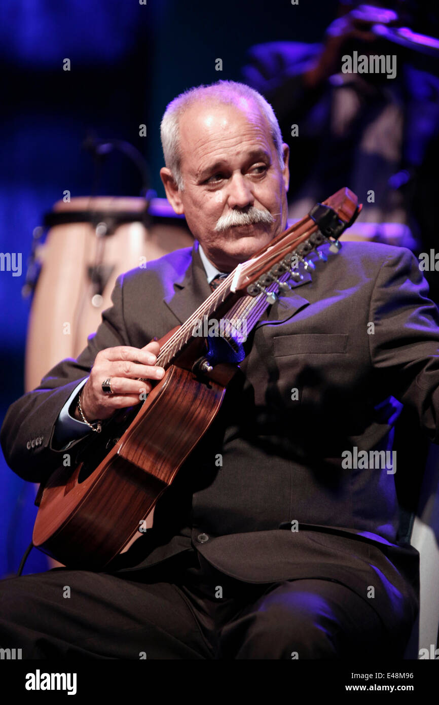 Peuple cubain Orquesta Buena Vista Social Club feat. Omara Portuondo effectue au Théâtre de la forêt à Thessalonique, Grèce sur Adios Tour, leur dernière tournée mondiale. Samedi 5 juillet, 2014 Banque D'Images