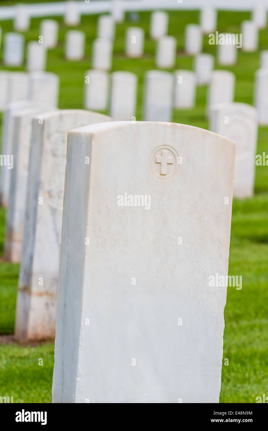Les rangées de pierres tombales dans un cimetière militaire avec l'herbe de printemps vert vif Banque D'Images
