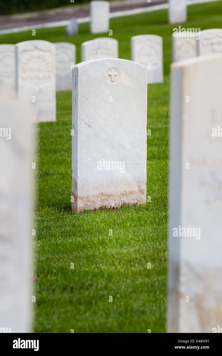 Les rangées de pierres tombales dans un cimetière militaire avec l'herbe de printemps vert vif Banque D'Images