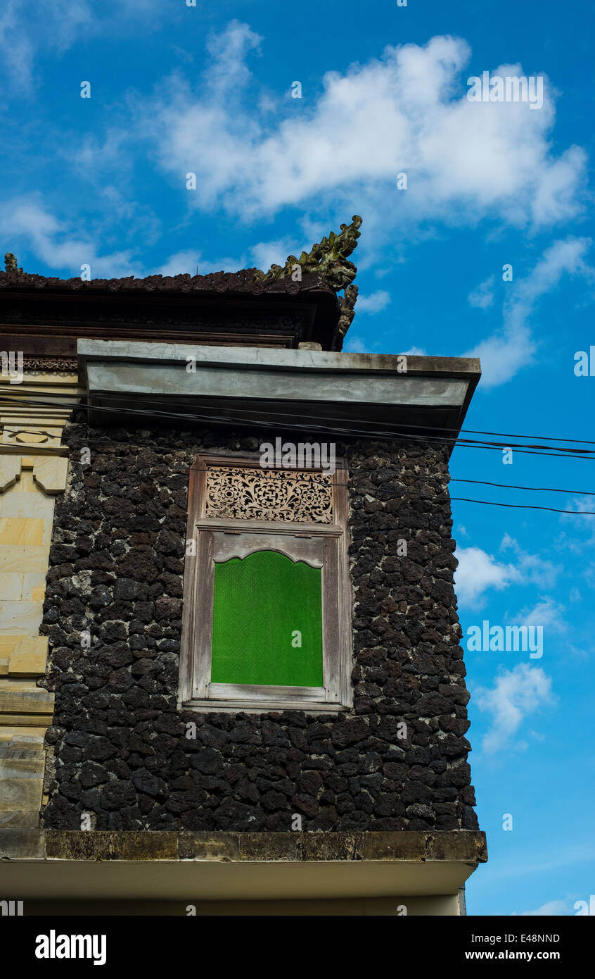 Rideau vert vif couvrant une fenêtre dans les rues d'Ubud, Bali, Indonésie Banque D'Images