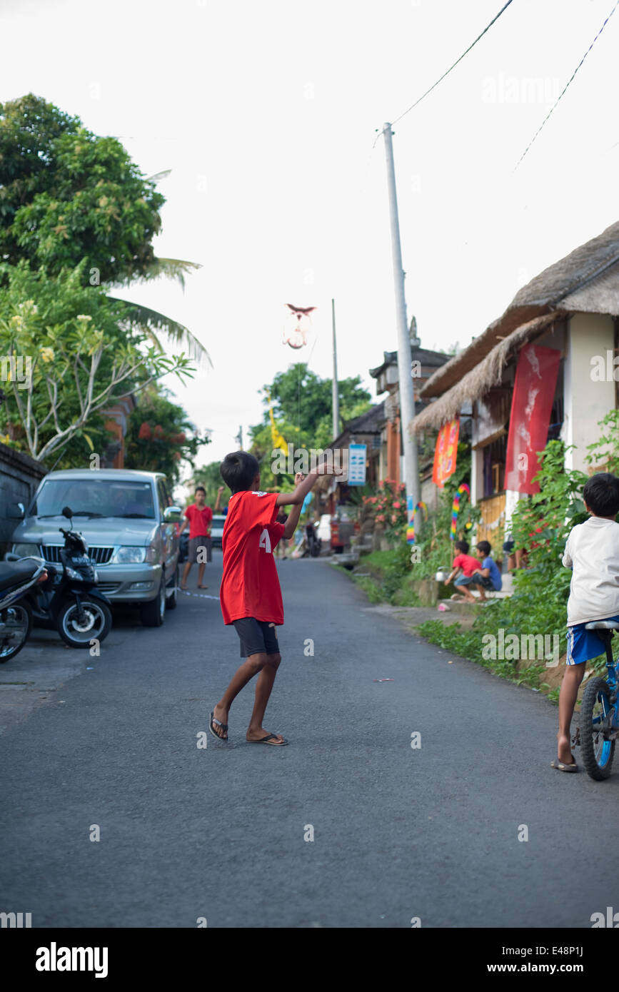 Laisser les enfants d'un cerf-volant dans les rues d'Ubud, Bali, Indonésie Banque D'Images