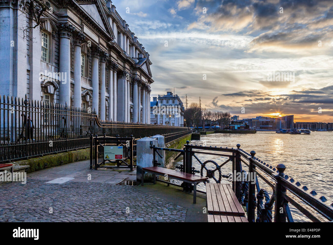 Vue du coucher de soleil du Old Royal Naval College et tamise, le Thames path à Greenwich, London, UK Banque D'Images