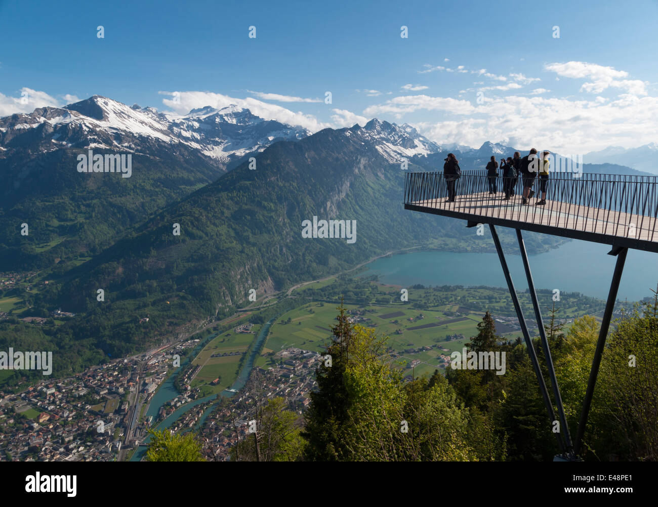 Les touristes sont rassemblés sur un point de vue plus difficile à Kulm de jeter un coup d'oeil à la ville d'Interlaken, le lac de Thoune et les Alpes suisses. Banque D'Images