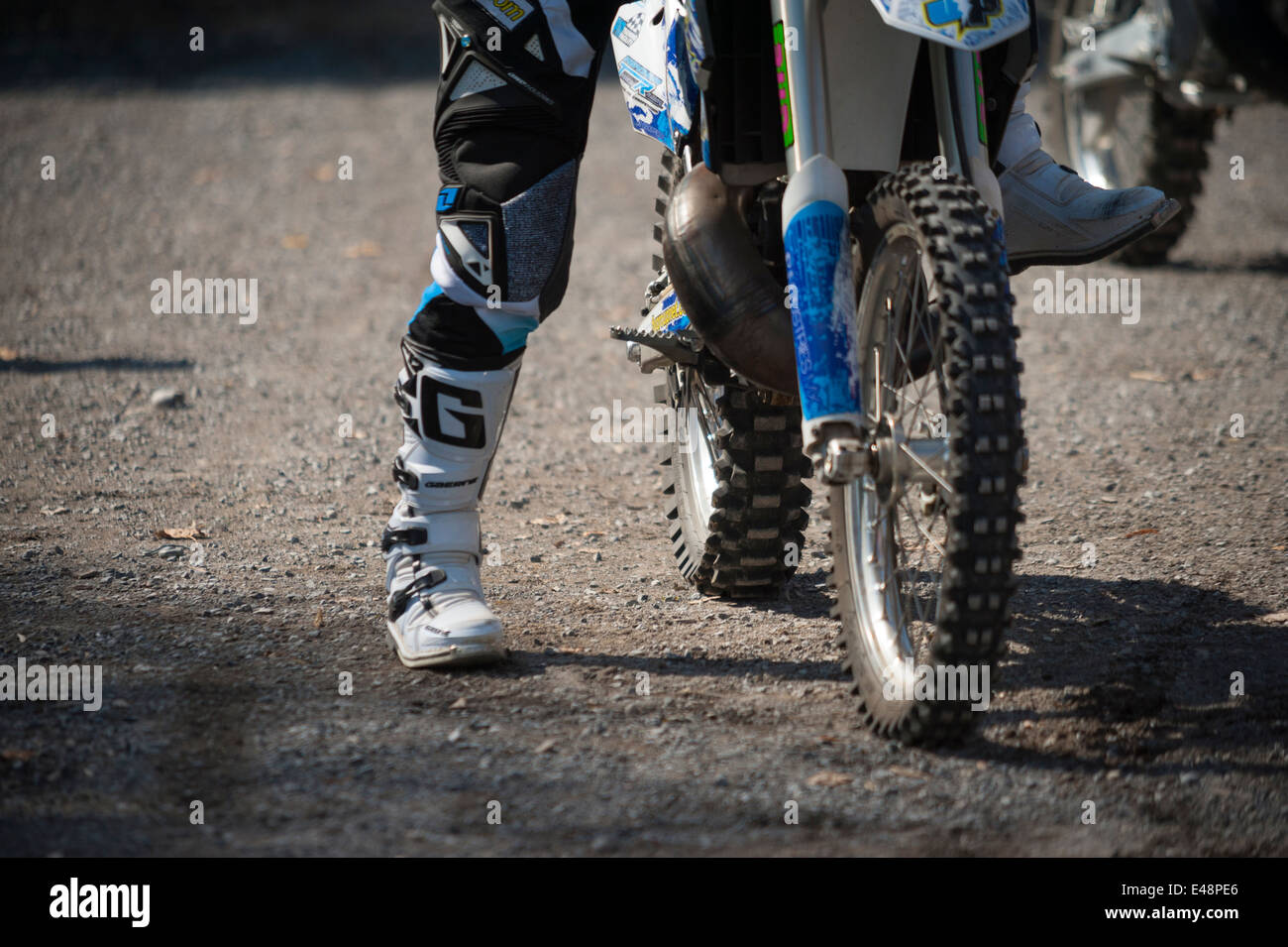 Un moto cross biker se prépare pour la course Banque D'Images