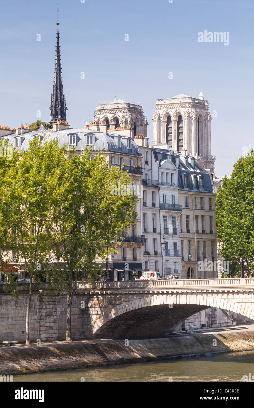 La cathédrale Notre Dame se lever au-dessus de l'Ile Saint Louis, Paris. Banque D'Images