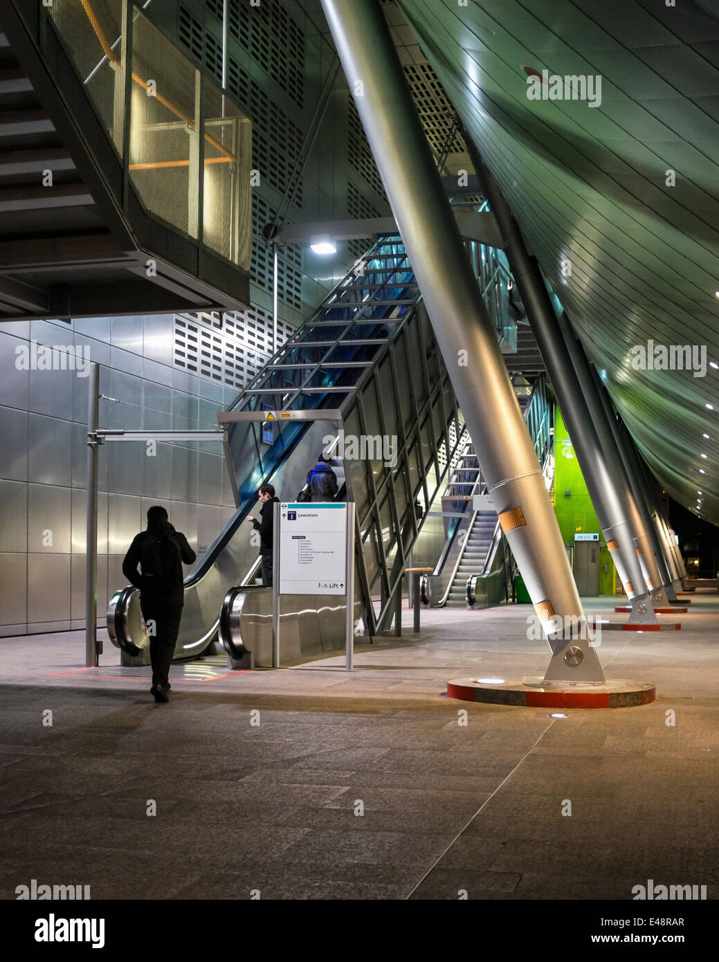 Heron Quays Docklands Light Railway station, Canary Wharf, London, UK Banque D'Images