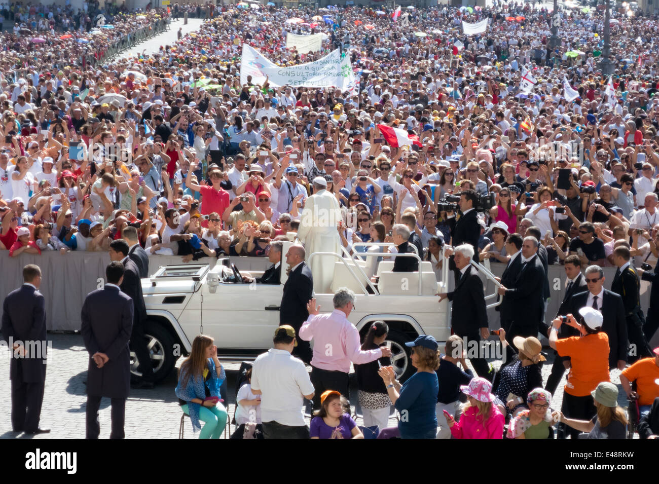 Les foules se sont réunis à St Peters Square au Vatican, le Pape François durs autour avant une audience papale. Banque D'Images