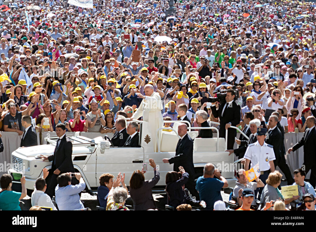 Les foules se sont réunis à St Peters Square au Vatican, le Pape François durs autour avant une audience papale. Banque D'Images
