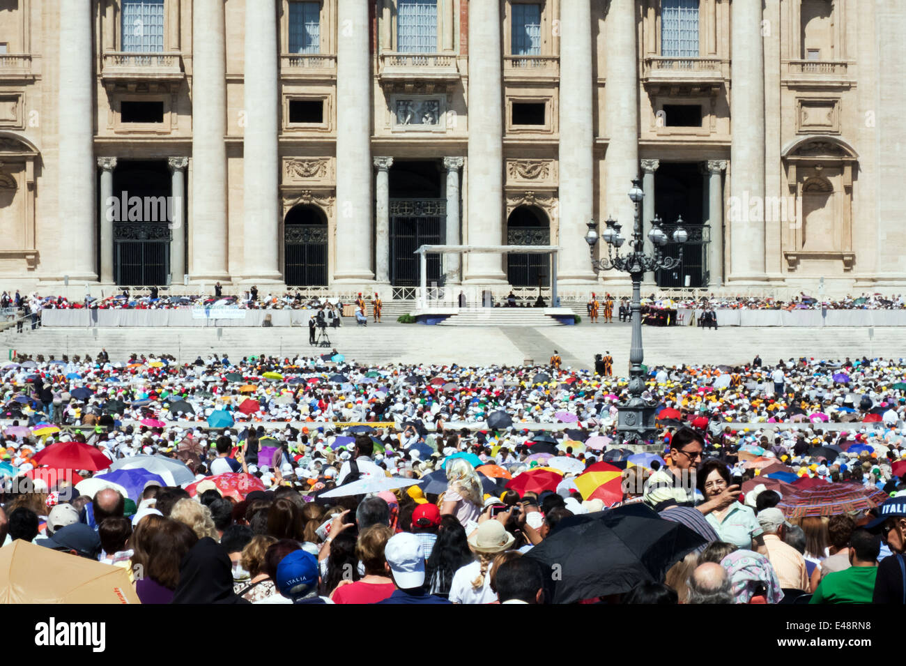 Les foules se sont réunis à St Peters Square au Vatican au cours d'une audience papale. Banque D'Images