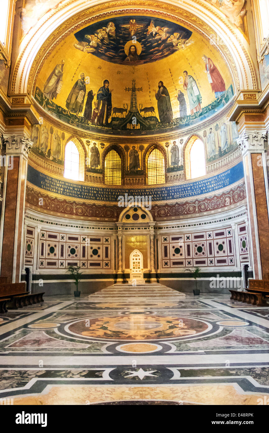 L'abside de la cathédrale de St Jean de Latran à Rome. La Cathedra papale (président) est réservé à l'usage du Pape. Banque D'Images