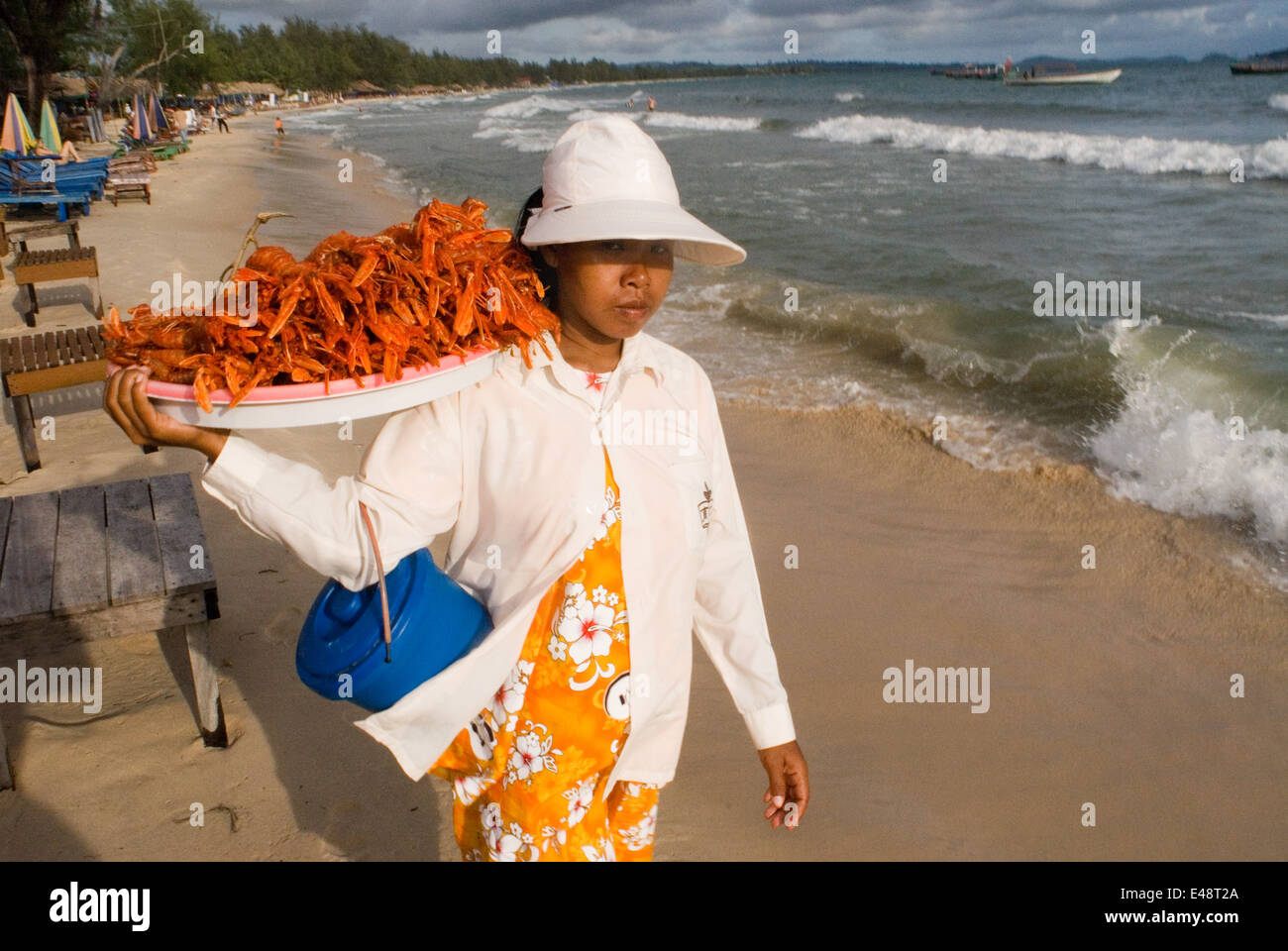 Les écrevisses vente à Sihanoukville Beach. Arrivant dans Sikanouville après avoir facilement 4 heures de bus avec Mekong Angkor Express nous nous Banque D'Images
