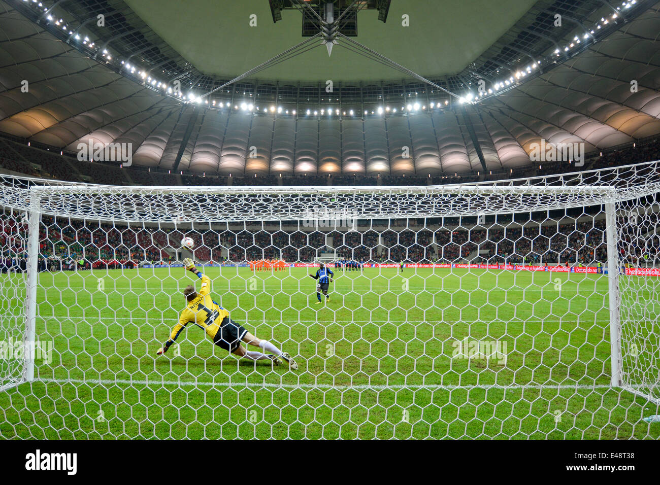 Orge Kadu shotting coup de pied de pénalité à l'attaquant Silvio Rodic durant la finale de la Coupe de Pologne Banque D'Images