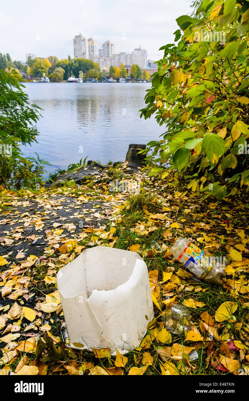 KIEV/UKRAINE - 11 septembre 2009 - La corbeille,à proximité de la rivière Dniepr à Kiyv. Banque D'Images