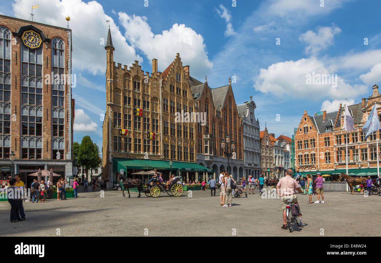 BRUGES, BELGIQUE - le 13 juin 2014 : La Grand-Place. Banque D'Images