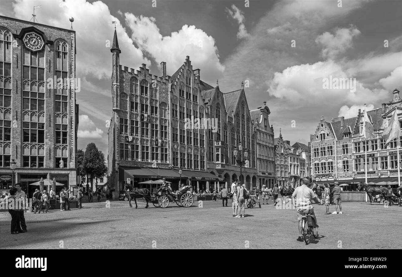 BRUGES, BELGIQUE - le 13 juin 2014 : La Grand-Place. Banque D'Images