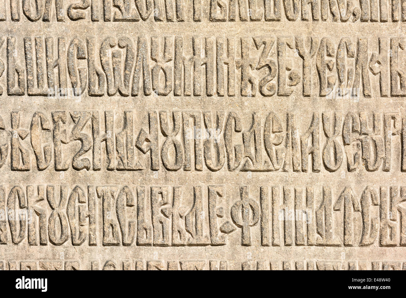 Ancienne Écriture cyrillique lettres gravées dans la pierre Banque D'Images