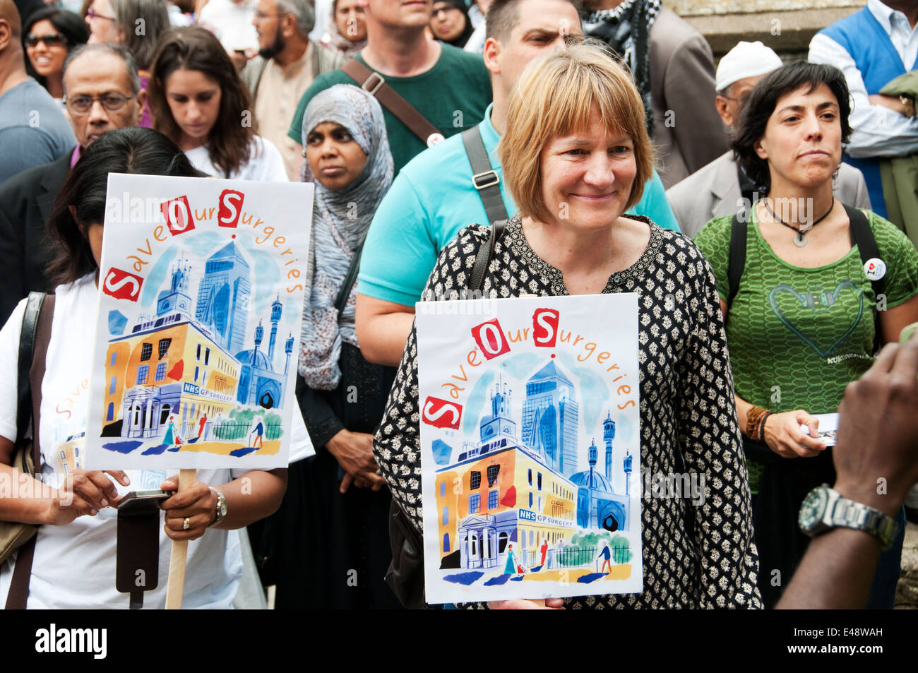 East End, Londres le 5 juillet 2014. Rassemblement et marche contre les compressions proposées au Service national de santé des cabinets médicaux Banque D'Images