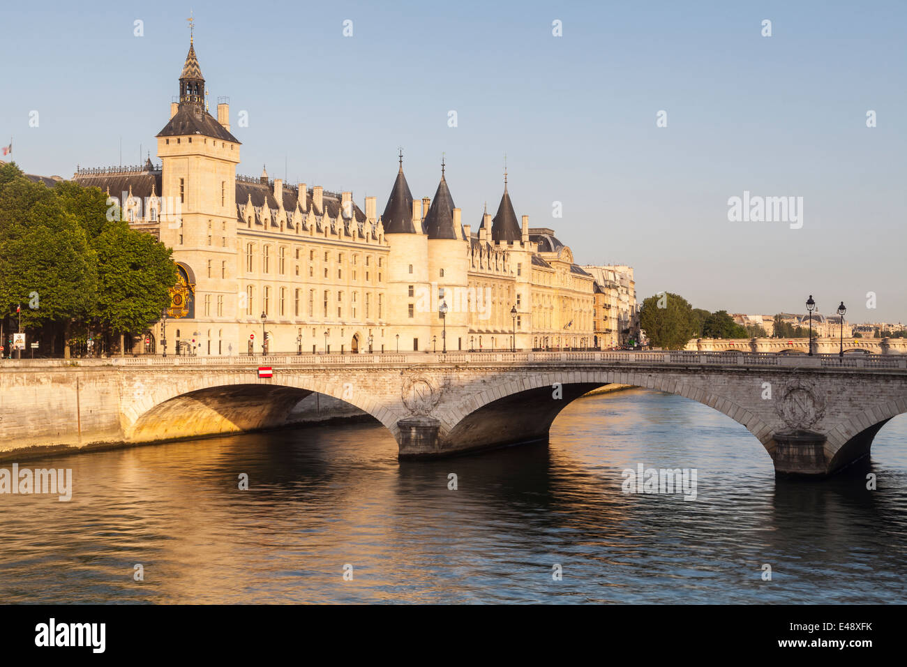 La Conciergerie est un ancien palais royal et de l'administration pénitentiaire à Paris, France. Il est situé sur l'ouest de l'Ile de la Cité. Banque D'Images