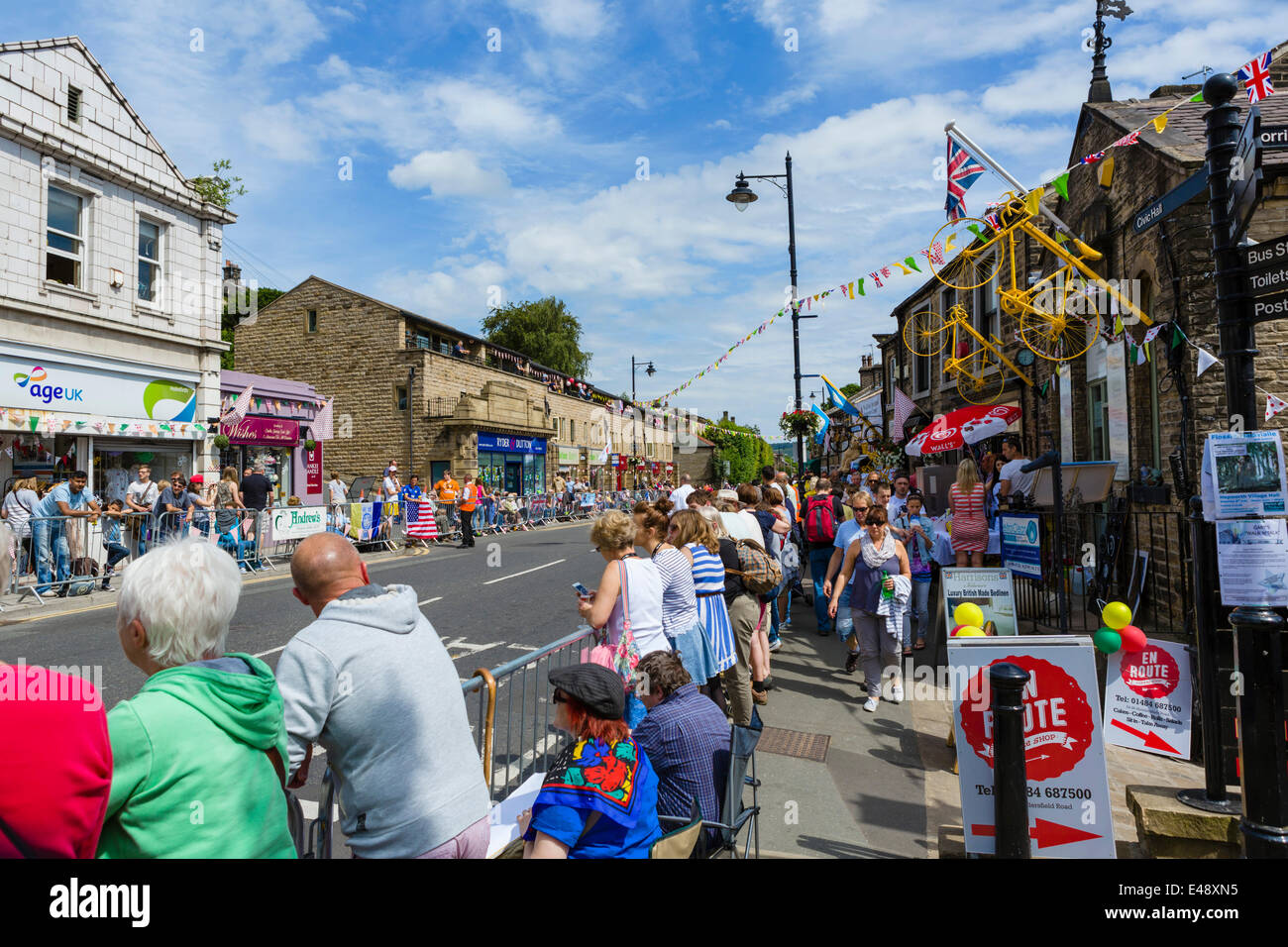 La foule le long du parcours de l'étape 2 de la Tour de France 2014 dans le centre de la ville de West Yorkshire, Holmfirth dans les heures avant l'arrivée des cyclistes, UK Banque D'Images