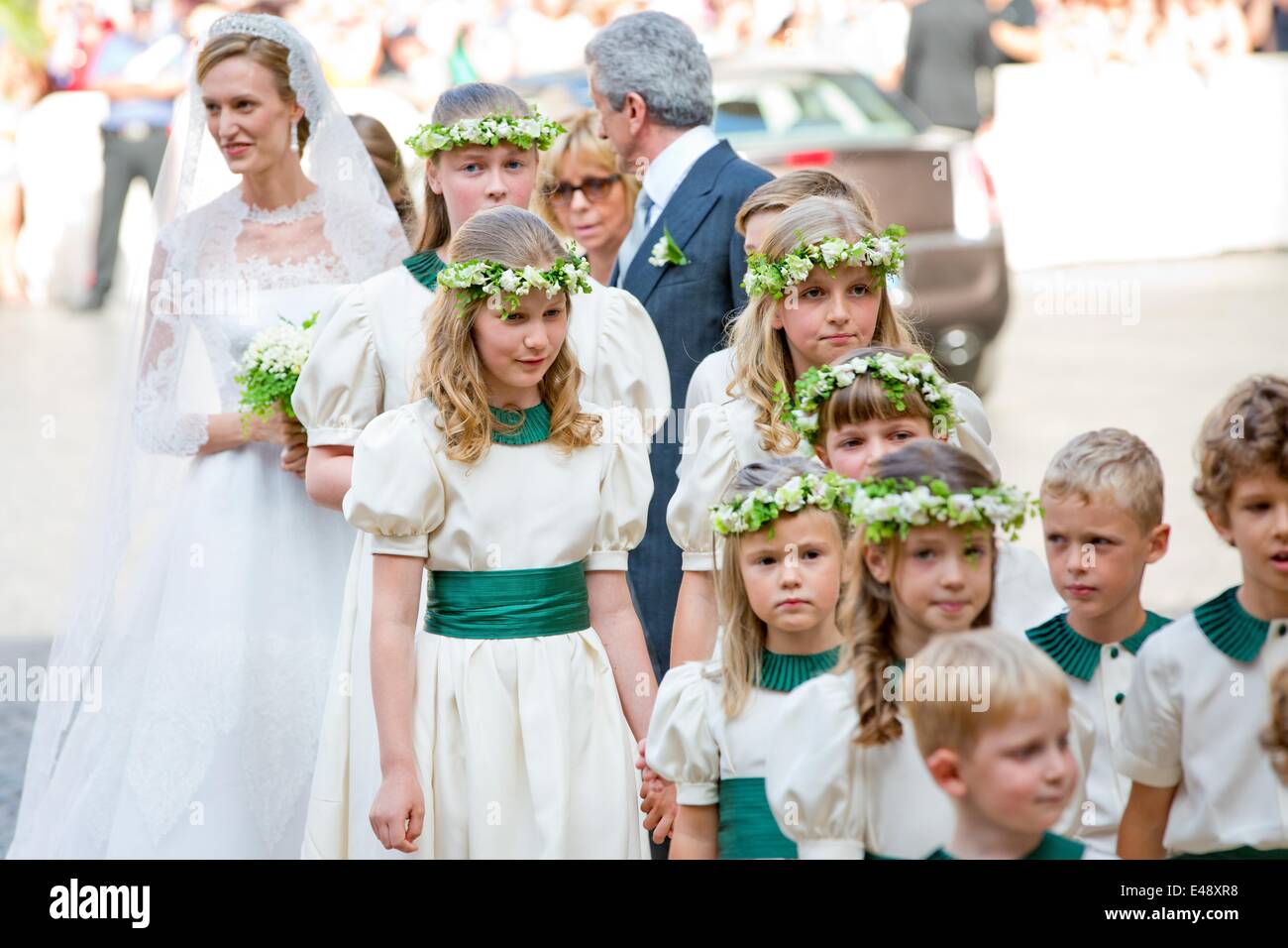 Rome, Italie. 05 juillet, 2014. Elisabetta Rosboch von Wolkenstein arrive avec son père Ettore Rosboch von Wolkenstein et enfants (entre eux la Princesse Elisabeth de Belgique, Centre L, et de la princesse Louise de Belgique, Centre R) à la basilique Santa Maria in Trastevere pour son mariage avec le Prince Amedeo de Belgique à Rome, Italie, 05 juillet 2014. Photo : Patrick van Katwijk/Pays-Bas ET FRANCE OUT - AUCUN FIL - SERVICE/dpa/Alamy Live News Banque D'Images