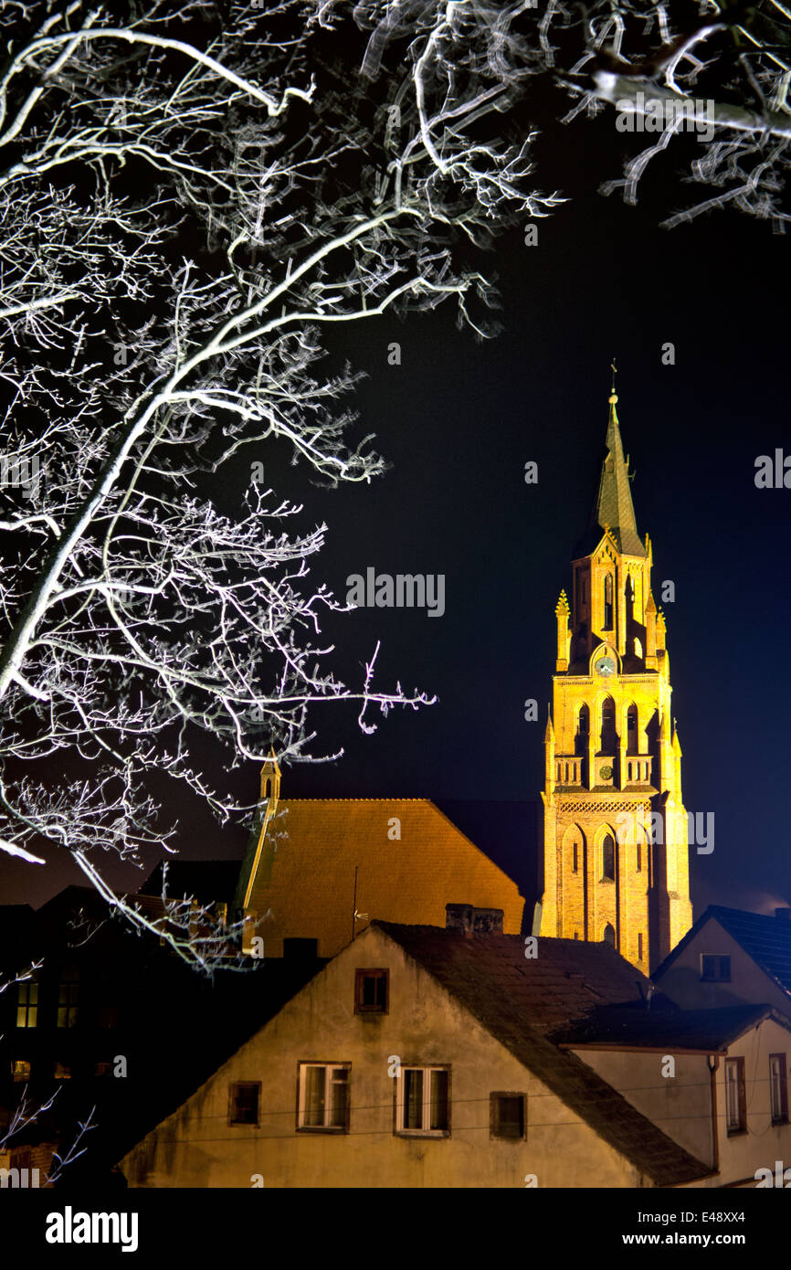 Vieille église en Pologne dans la nuit Banque D'Images