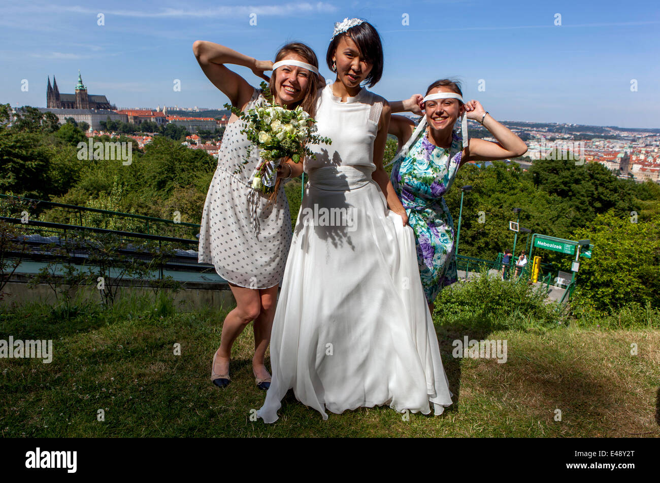 Vue de Prague à partir de la colline de Petrin, Fédération de mariage, la mariée avec ses amis République Tchèque Banque D'Images