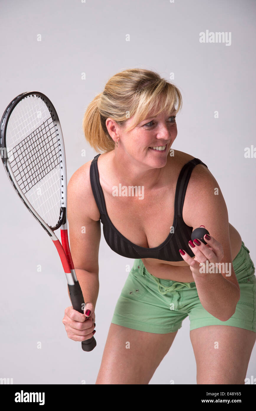 Femme de sport soutien-gorge et short vert le squash Banque D'Images