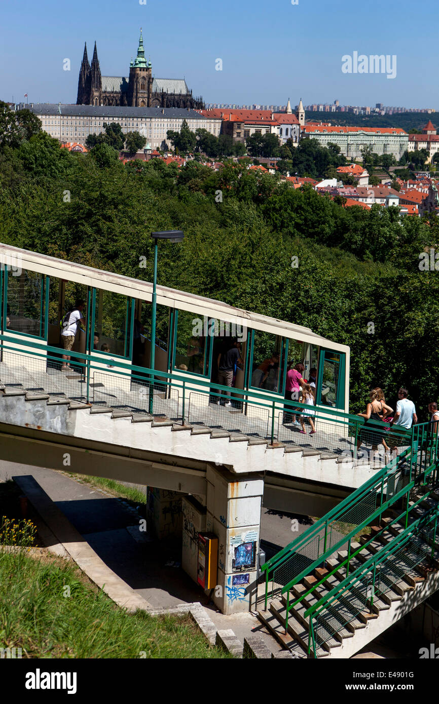 Funiculaire de Petrin voir le château de Prague République Tchèque Banque D'Images