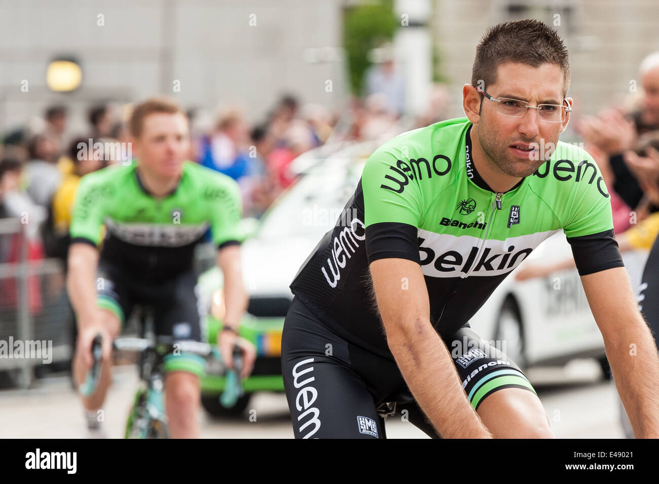L'équipe de riders pro de Belkin à vélo dans le Square, Leeds du millénaire dans le cadre de la parade du Tour de France 2014 Banque D'Images