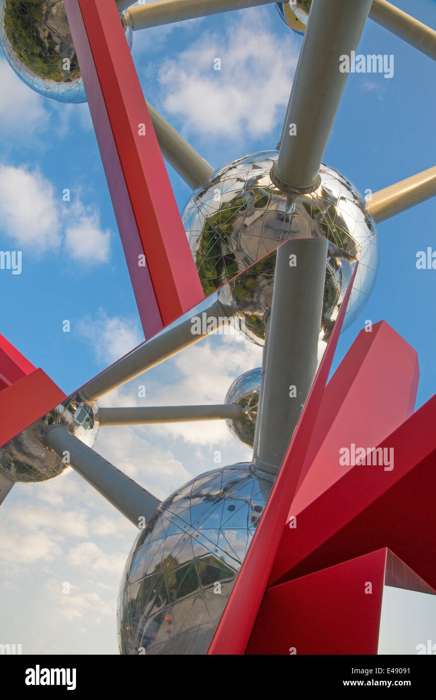 Bruxelles, Belgique - 16 juin 2014 : Le miroir de l'Atomium en sculpture moderne 'RockGrowth Atomium' par Arik Levy. Banque D'Images