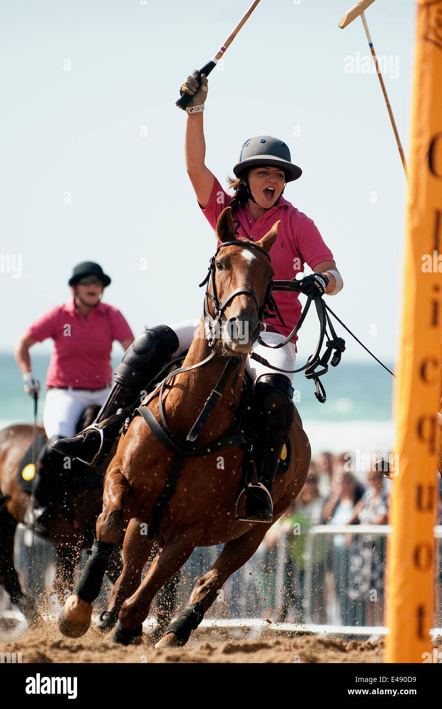 Watergate Bay, Cornwall, UK. 5 juillet, 2014. Les dames polo match joué à l'Veluve Clicquot Polo sur la plage, baie de Watergate, Cornwall, le 5 juillet 2014. (Photo / Mark Pearson) Banque D'Images