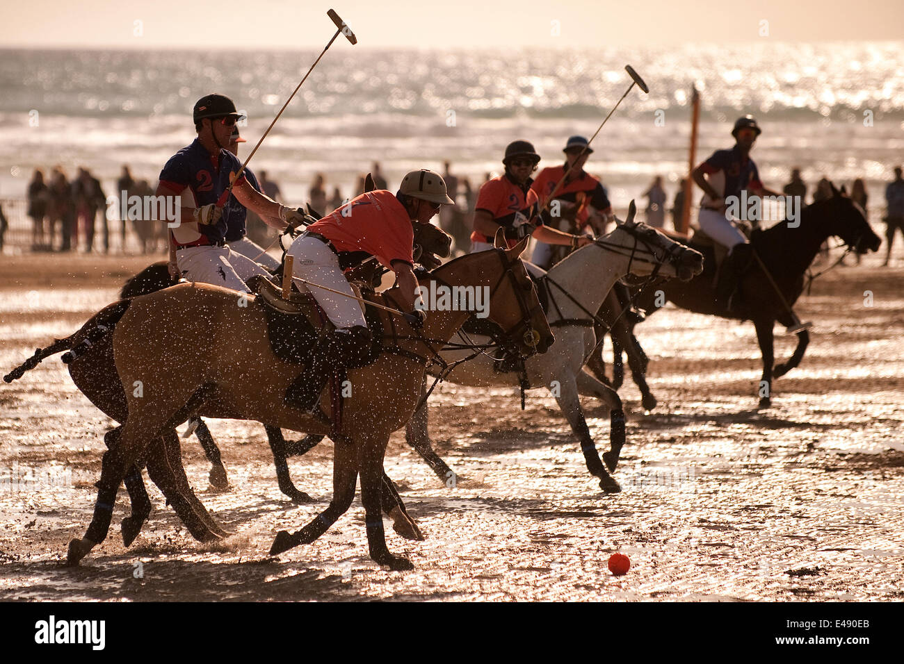 Watergate Bay, Cornwall, UK. 5 juillet, 2014. Le professionnel mens polo match joué à l'Veluve Clicquot Polo sur la plage, baie de Watergate, Cornwall, le 5 juillet 2014. (Photo / Mark Pearson) Banque D'Images