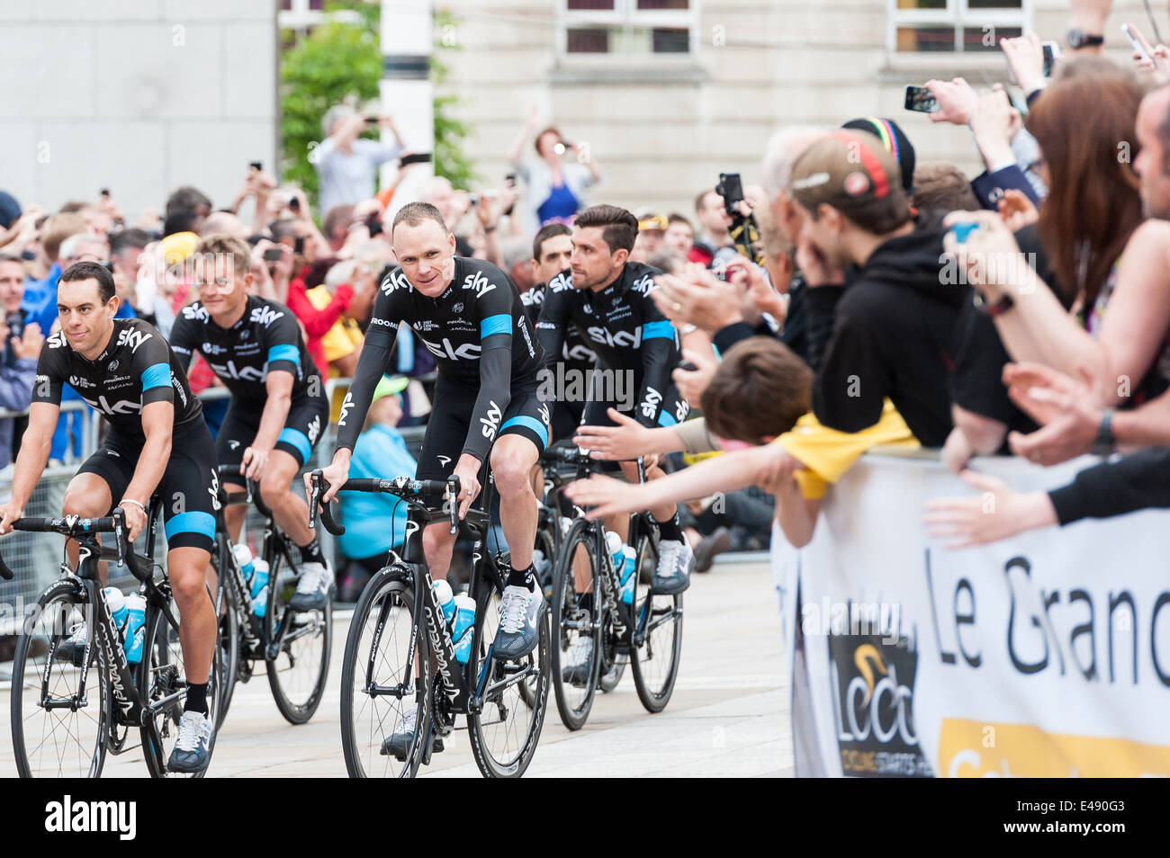 Chris Froome conduisant l'équipe Sky à la place du millénaire à Leeds en route pour le Tour de France de la cérémonie d'ouverture. Banque D'Images