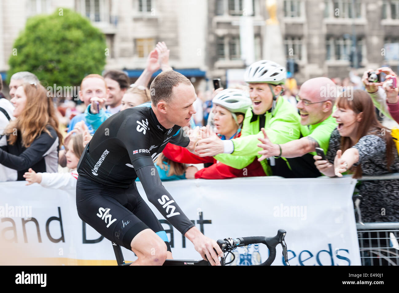 Chris Froome Équipe Sky équitation à travers la place du millénaire à Leeds en route pour le Tour de France de la cérémonie d'ouverture. Banque D'Images