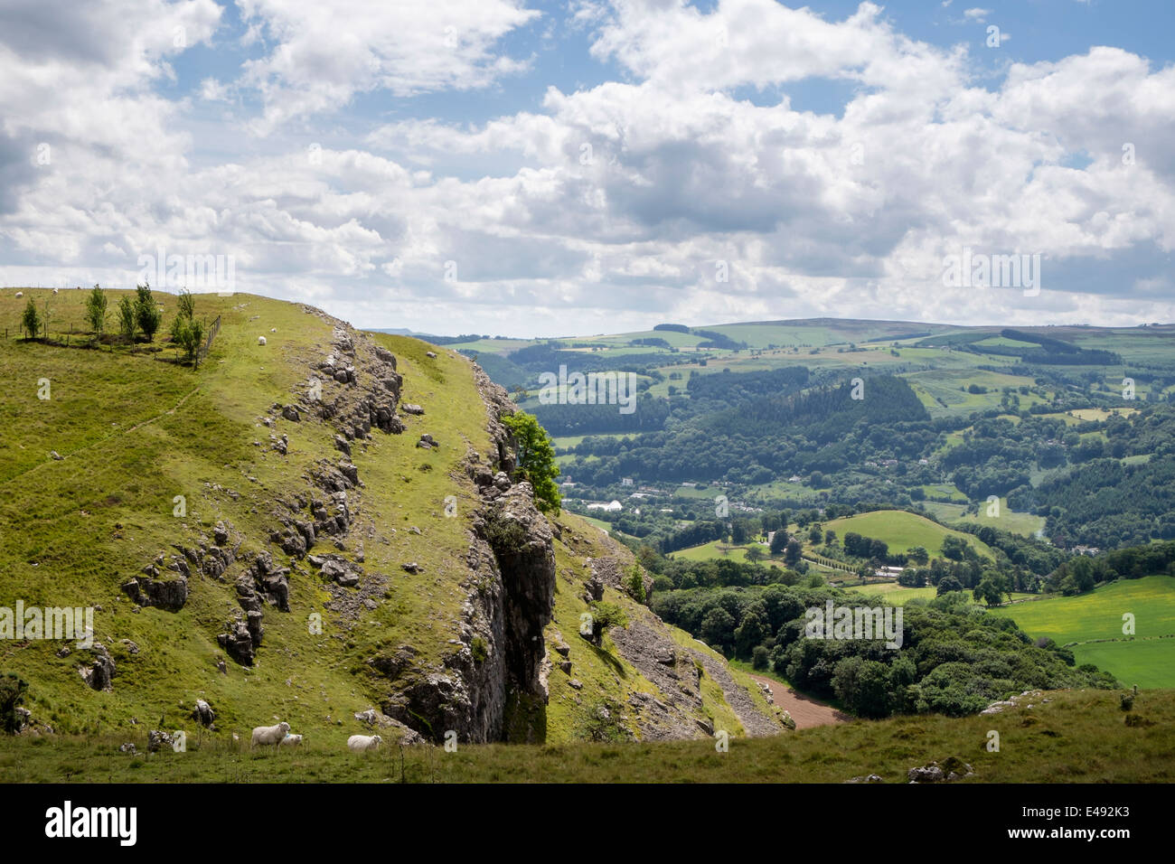 Eglwyseg Creigiau escarpement calcaire au-dessus de la vallée de Llangollen et Dee, Denbighshire, Nord du Pays de Galles, Royaume-Uni, Angleterre Banque D'Images