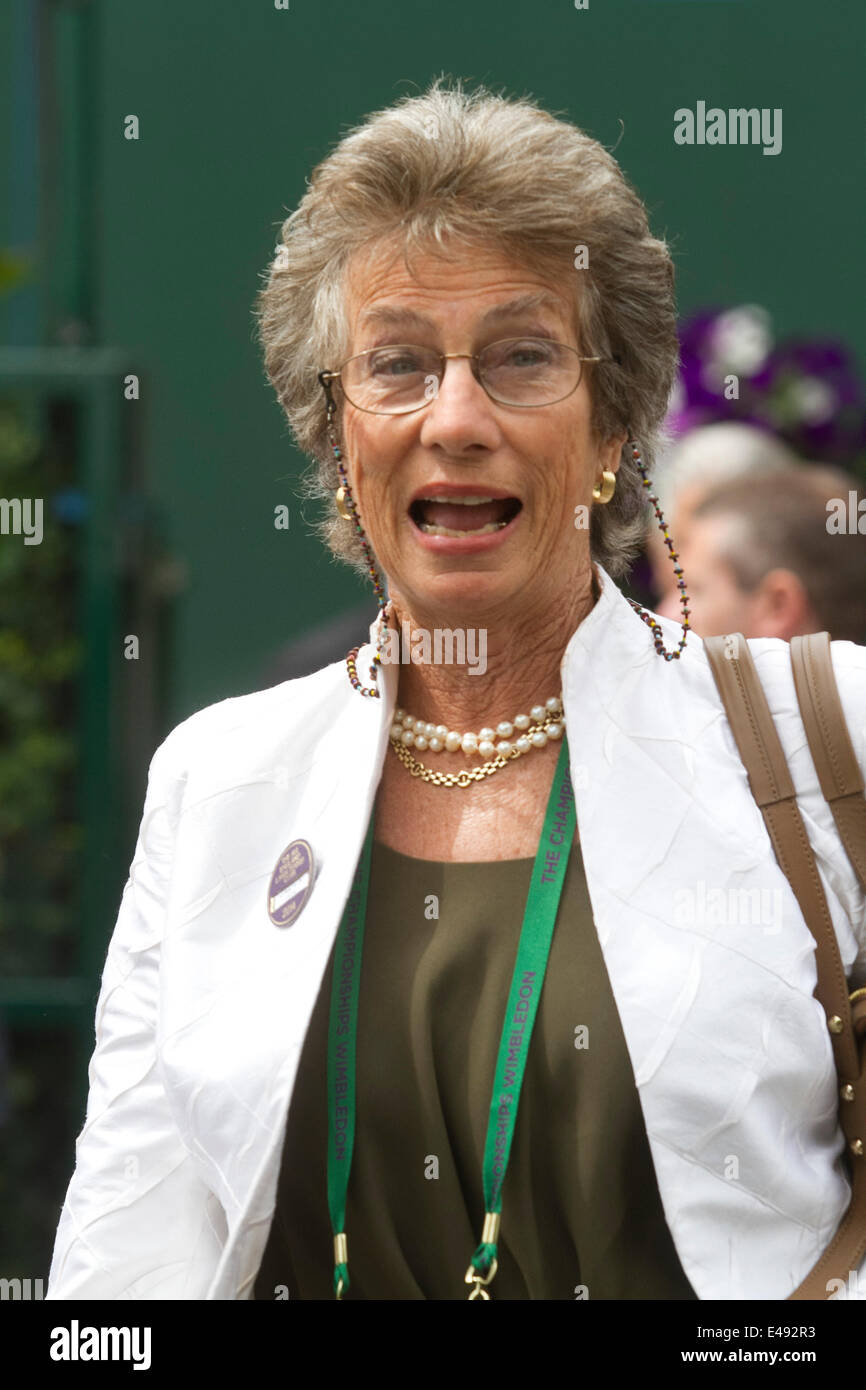 Wimbledon, Londres, Royaume-Uni. 6 juillet 2014. Ancienne championne de Wimbledon Virginia Wade arrive pour la finale du tournoi 2014 au All England Lawn Tennis Club Crédit : amer ghazzal/Alamy Live News Banque D'Images