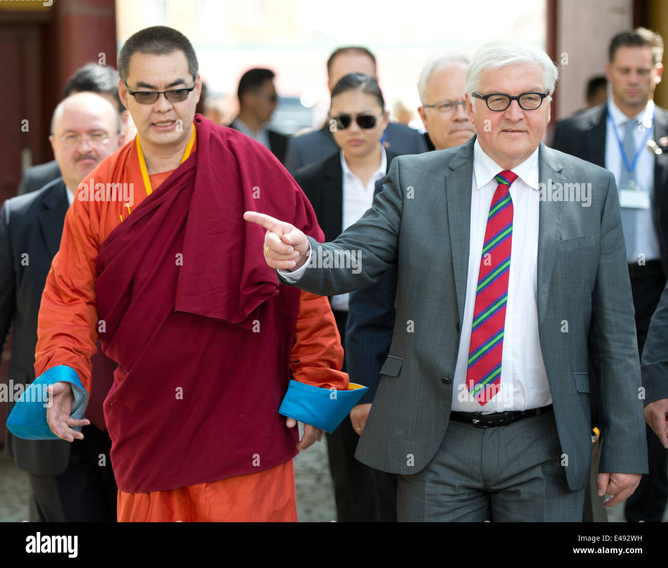 Oulan Bator, Mongolie. Le 06 juillet, 2014. Le ministre allemand des affaires étrangères, Frank-Walter STEINMEIER (SPD, R) et un moine visiter le monastère Gandantegchenling à Oulan Bator, Mongolie, 06 juillet 2014. Le monastère, fondé en 1838, est l'un des plus important site de la Bouddhisme lamaïste. Steinmeier visites Mongolie pendant deux jours. Photo : Soeren Stache/dpa/Alamy Live News Banque D'Images