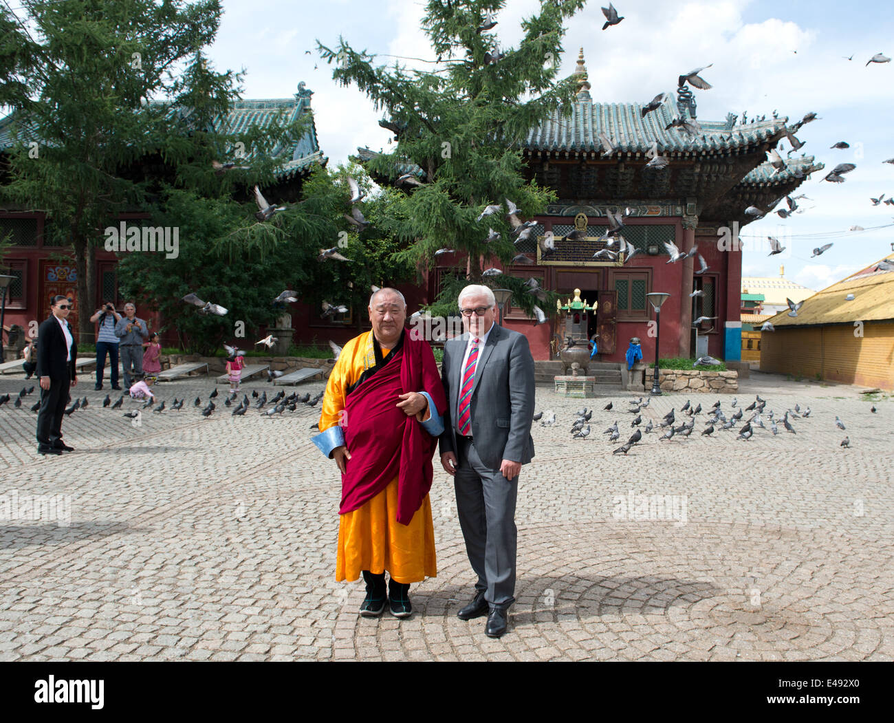 Oulan Bator, Mongolie. Le 06 juillet, 2014. Le ministre allemand des affaires étrangères, Frank-Walter STEINMEIER (SPD, R) et l'abbé Demberel Choijamts visiter le monastère Gandantegchenling à Oulan Bator, Mongolie, 06 juillet 2014. Le monastère, fondé en 1838, est l'un des plus important site de la Bouddhisme lamaïste. Steinmeier visites Mongolie pendant deux jours. Photo : Soeren Stache/dpa/Alamy Live News Banque D'Images