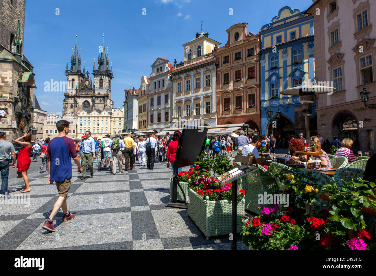 Prague Cafe Old Town Square café Prague cafés devant les gens Prague Summer Sidewalk Bar République tchèque Europe Banque D'Images