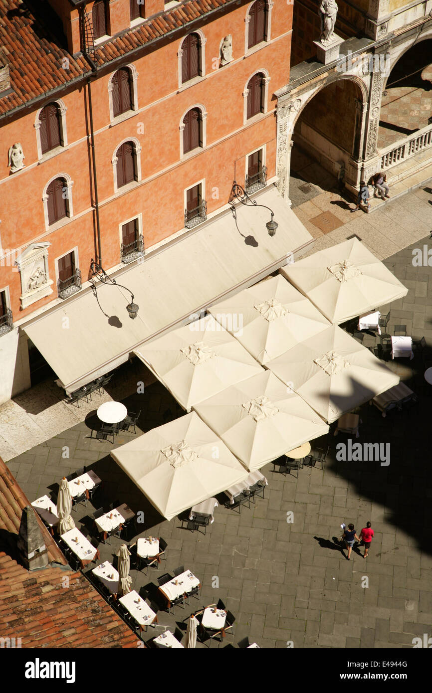 Coins repas en plein air sur la Piazza Signori, Verona, Italie. Banque D'Images