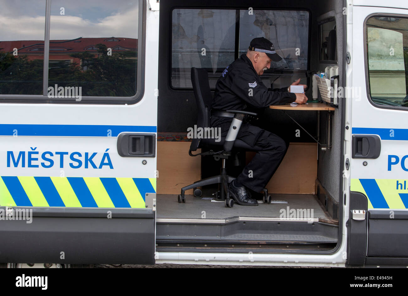 Lieux de travail mobile Voiture de police municipale de Prague, place de la vieille ville, bureau mobile, Prague, République Tchèque Banque D'Images