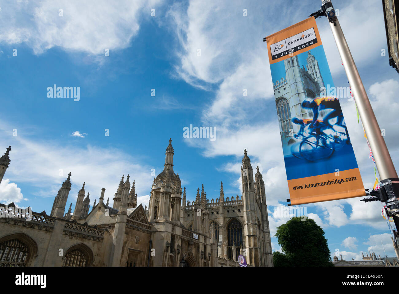 Cambridge UK 6 juillet 2014. Les préparatifs et les célébrations sont en plein essor dans la ville avant l'étape du Tour de France à partir de Cambridge demain matin. Les rues et les vitrines sont décorées et des milliers de personnes ont assisté à des festivals et événements de cyclisme sur le Parker's Piece. La visite se défilent dans les rues historiques de Cambridge avant la course se dirige vers le sud à travers l'Essex à Londres. Julian crédit Eales/Alamy Live News Banque D'Images