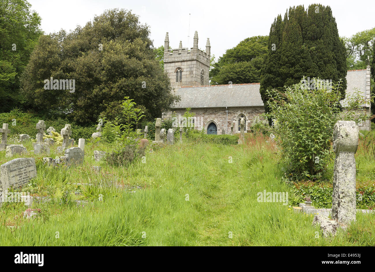 L'église d'mawnan distant Cornwall Banque D'Images